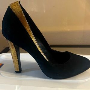 Rebecca Minkoff size 6 pump suede with gold trim